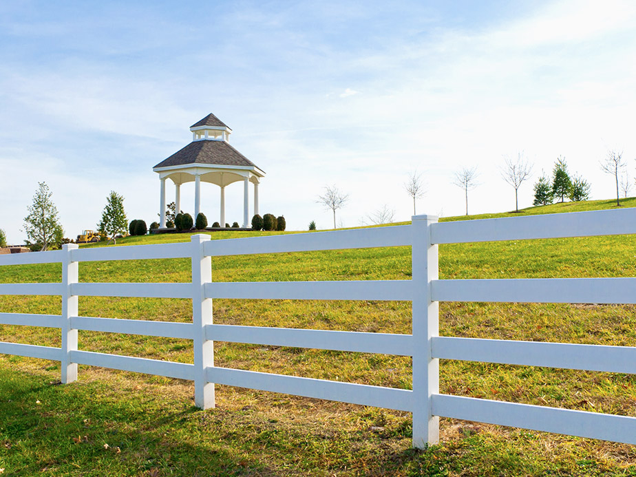 Commercial vinyl fence company in North Georgia